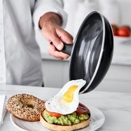 2---CC002919-001-image6-feature1_non_stick