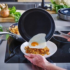 3---CC005245-001-image6-feature1_non_stick