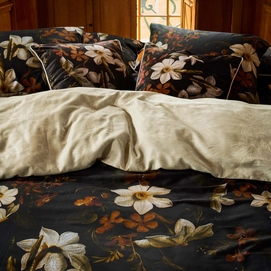 5---Daffodils_Reunited_Duvet_cover_Black_401790_100_105_LR_S1_P