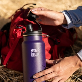 5---K32TKWSSL-KM-chug-cap-bottle-park_lifestyle_1024x