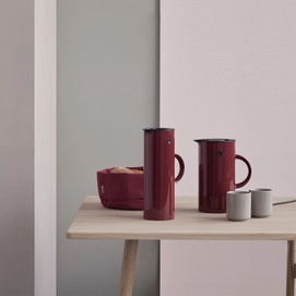 5---Stelton-EM-77-warm-maroon-Ambiente