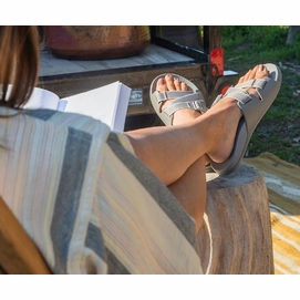 5---Chaco_SS22_Wellness_ChillosSlide_Outskirt+Gray_W_4_pdpcrop (1)