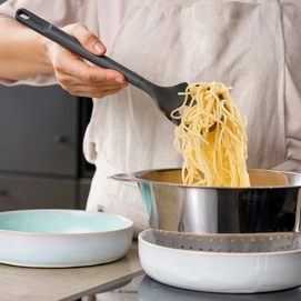 3---E980231_zyliss_SpaghettiServer_Usage_HR-_1_517273a6-a6b6-43fd-8dfc-2896f9b82218