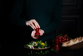 3---H233069_Hoxton 104mm4inch Red Gloss SM_lifestyle_HR