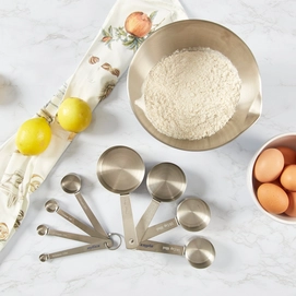 3---E970055_E970056_Zyliss_MeasuringCupsandMeasuringSpoons_Lifestyle_HR_2