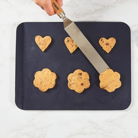 3---E980192_E980211_Zyliss_BakingSheetAndAngledPaletteKnife_InUse_HR_1_3de39e6b-a9ce-45f2-882f-0decf06bc24c