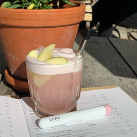 4---7141_Skittle-straw_White_lifestyle_cocktail-e1679482216348