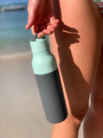 4---7439_Skittle-ActiveBottle_500ml_2-tone-Grey-mint_lifestyle-3