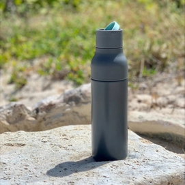6---7450_Skittle-ActiveBottle_500ml_Solid-Grey_lifestyle-2-e1679484521232