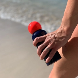7---7464_Skittle-Lite-Bottle_Indigo-Coral_lifestyle-1-e1679486245655