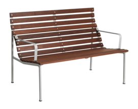 Tuinbank HAY Traverse Lounge Bench W. Arm Heat Treated Oiled Ash