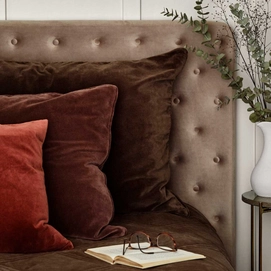 5---cozy-living-velvet-soft-pude-50x50-cm-red-wood_1180x1180c (1)