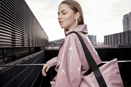 2---https___hypebeast.com_wp-content_blogs.dir_6_files_2019_02_rains-holographic-jacket-bags-black-dusky-pink-woodrose-iridescent-0