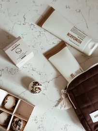 HUMDAKIN_SKU430_COSMETICBAG_COCO_SKU285_HANDANDBODYSCRUB_SKU460_BATHCREAMER_SKU458_BATHBOMBS