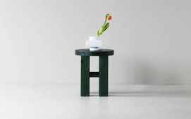 3---2023_Fyr Stool_Dark_Green_Deko_Object_S3_Snow