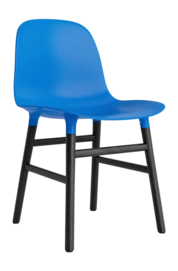 Stoel Normann Copenhagen Form Chair Black Oak Bright Blue