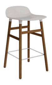 Barstoel Normann Copenhagen Form Barstool 65 cm Walnut Warm Grey