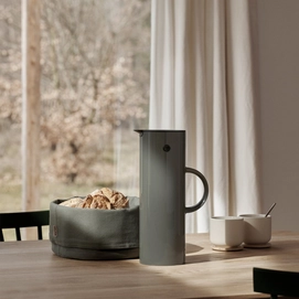 6---Stelton-Isolierkanne-EM-77-dark-forest-Ambiente