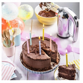 AK-Ultimate-choc-cake--hand-mixer--lifestyle-1_65574caa190998.80005927