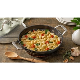 5---le-creuset-essential-ceramic-provencaalse-sauteuse-30-cm-sfeer
