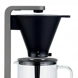3---Coffee_Brewer_Performance-Titanium_CM7T-125_Filter-on-drip-stop_638ef1ea01f9d3.66435002