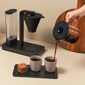 8---Coffee-Brewer_Performance-WSPL-3B_Beige_Env_Pouring_Sqr_shopify