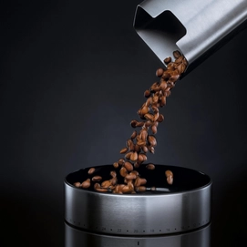 6---Coffee-Grinder_Uniform_WSFB-100S_Pouring-Beans_638da887baa165.74052919