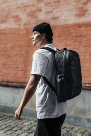 8---Skate_Daypack_20L_1000179004901_Black_Lifestyle_2_lowres