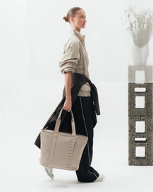 5---Essential_Tote_20L_Fogbow_Beige_SS25