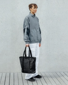 2---Essential_20Tote_2020L_20Black_20Out-7