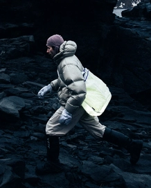 10---Weigh_Lighter_Helmetbag_32L_Lifestyle