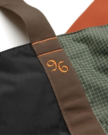 7---Essential_Tote_40L__Db_x_Starcow_6