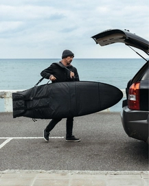 5---SurfBagSingleBoardMid-length-onperson