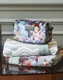 3---megan_karli_make-up_bag_reef_green_101277_597_lr_s1_p