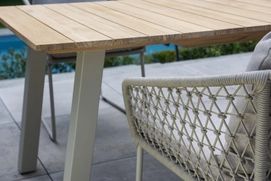 a42d5b5e4a5ed5c18a4e6fc786140b0a7f6ed75a-2024-yoi-aluminium-teak-muro-table-bara-dining-chair-salix-detail-2