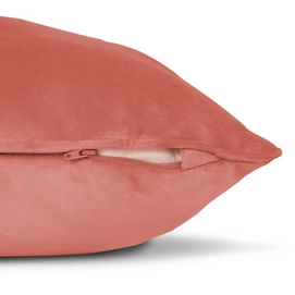 4---FATBOY_pillow_king_velvet_recycled_close-up_rhubarb_03_104802