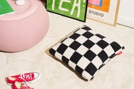 2---fatboy-square-pillow-teddy-chess-black-ecru-1920x1280-ambiance-02-106222