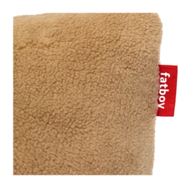 fatboy-square-pillow-teddy-latte-1920x1280-closeup-04-106604-_no-bg