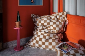 2---fatboy-original-slim-teddy-chess-almond-creme-1920x1280-ambiance-02-106705