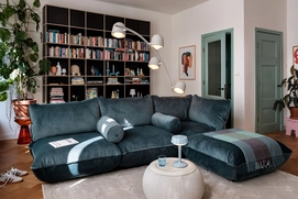 4---fatboy-puff-rolster-pillow-velvet-recycled-petrol-1920x1280-ambiance-02-106751