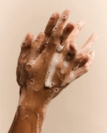 6---HandSoapFamilymoodshot2768x960_2babc476-41b7-4fd7-b314-9aa83ac77938