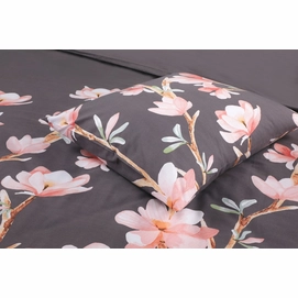 ESMEE_GREY_-_ZOOM_VIEW_2