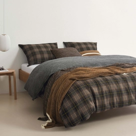 KUARA_BLUE_WARM_PECAN_CUSHION_SQUARE_SFEER_02_LR