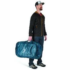Transporter_Duffel95_F21_OnBody3_VenturiBlue