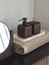 8---Aquanova_Ebony_accessoires_Blake_tray_London_handdoek