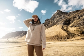 9---Protest_W24_L_S_Women_Urban-Outdoor_13