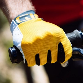 giro-trixter-mtb-gloves-lifestyle-details