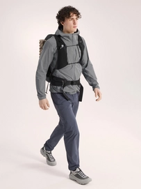 4---S26_X000010606_019619_Gamma Lightweight Hoody_Void_Men_M_Full-Body_Lowres