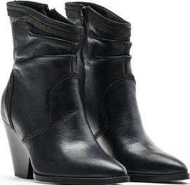 lizzy-leather-mini-stud-1200-black_schuinvoor_2041-841303
