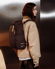 10---Hugger_Backpack_20L_Espresso_1000174103001_2